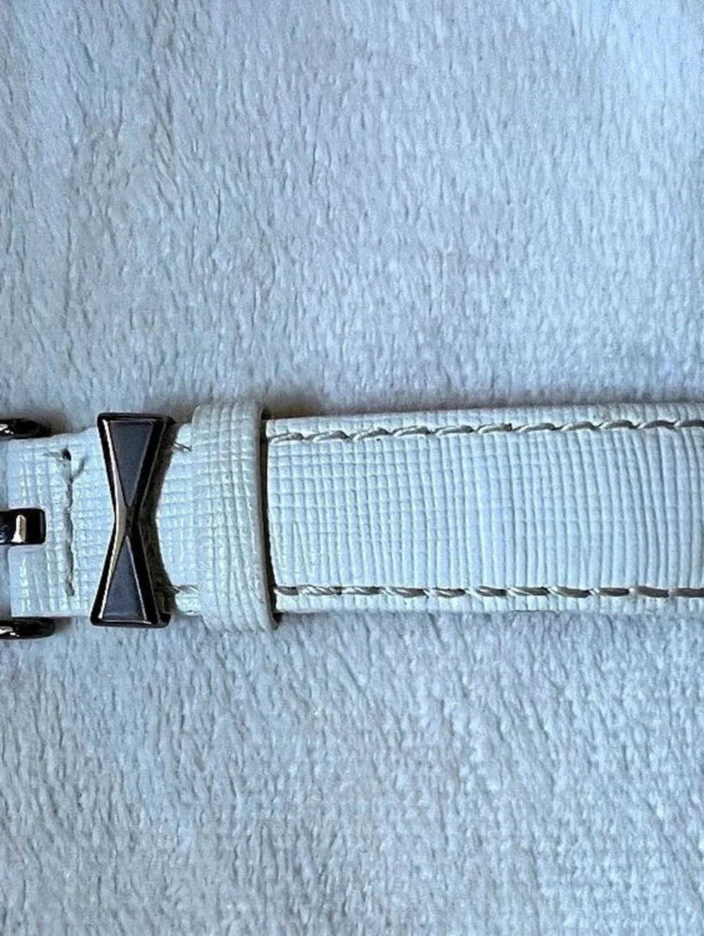 Nixon The Bullet Leather Watch in White & Black- Needs a new battery✨